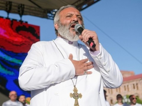 Erməni keşiş etirazçıları indi də Gümrüyə toplayır