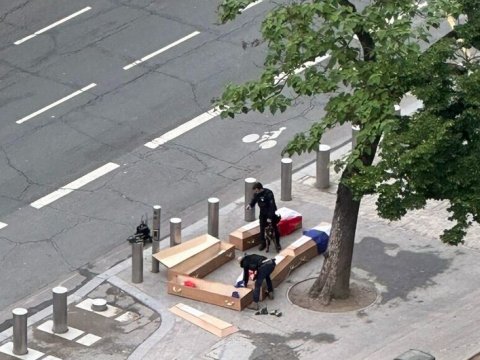 Eyfel qülləsi yaxınlığında bayraqlı tabutlar