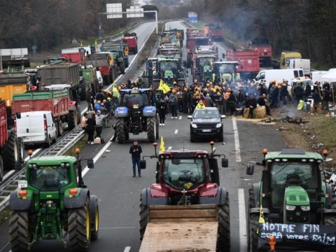 Fransada fermerlər yenidən etiraza QALXDI