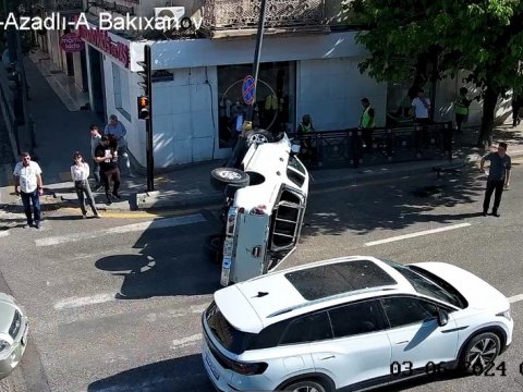 Yolda maşın aşdı, tıxac yarandı