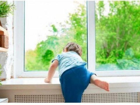 2 yaşlı uşaq 4-cü mərtəbədən yıxılıb öldü 