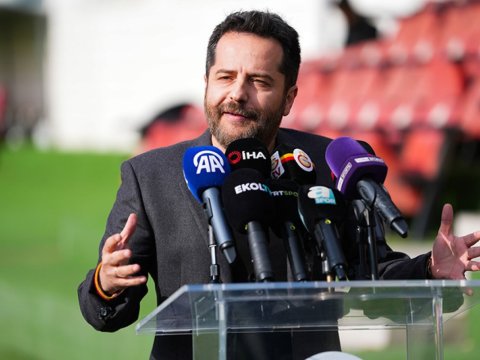 Erden Timur istefa verdi