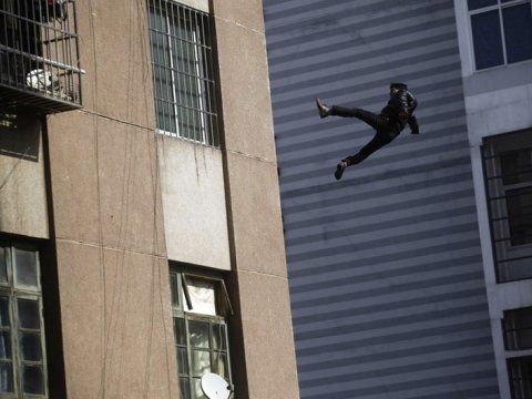 Bakıda dəhşət: Özünü 16-cı mərtəbədən atdı, başqasının üzərinə düşdü