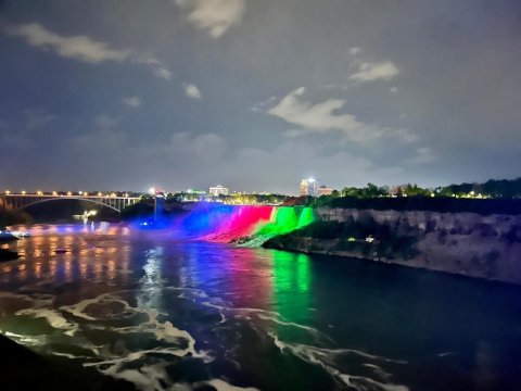 Niaqara şəlaləsi Azərbaycan bayrağına büründü - FOTO