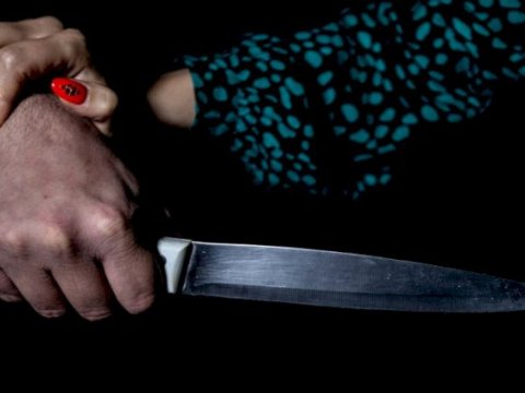 Ağcabədidə qardaş bacısını bıçaqladı