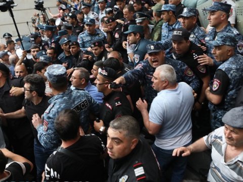 XİN-in qarşısındakı aksiyaya görə 3 nəfər həbs edildi