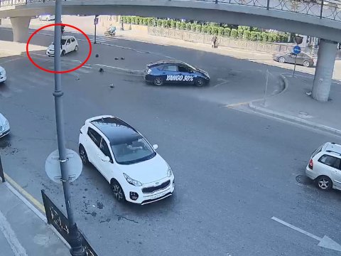 Bakıda maşın svetofora çırpıldı
