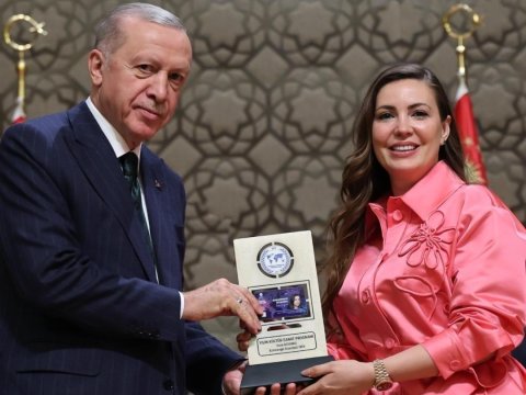 Ərdoğan Esra Gezgincini mükafatlandırdı - FOTO