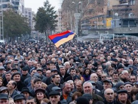 İrəvanda hökumət əleyhinə MİTİNQ