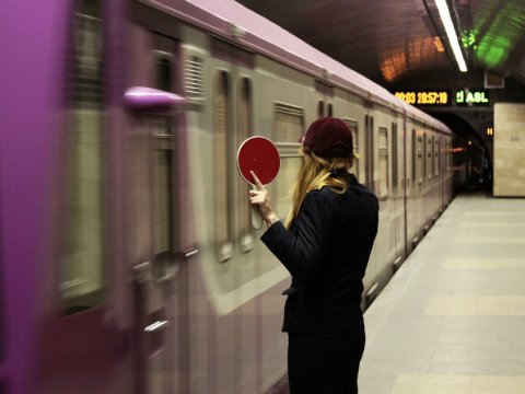 Sərnişin metroda dünyasını dəyişdi 