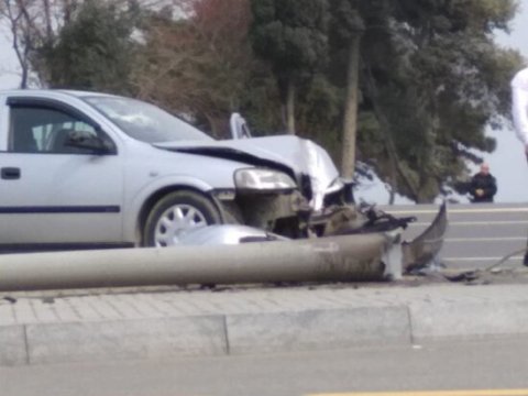 Maşın işıq dirəyinə çırpıldı - Sürücü öldü