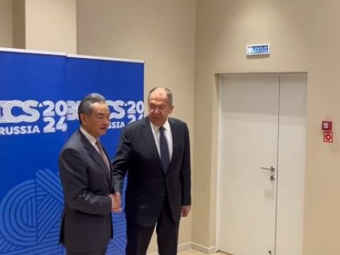 Lavrov Çinin xarici işlər naziri ilə görüşüb - VİDEO