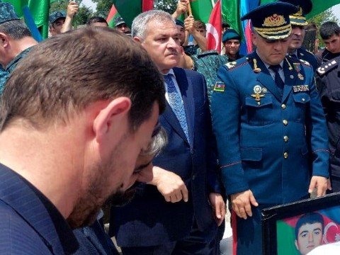 İldırım vurması nəticəsində həlak olan mayor dəfn edildi