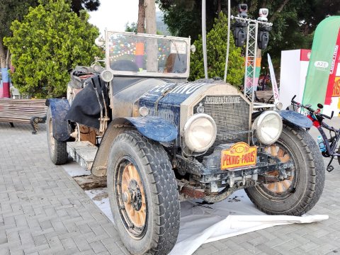 110 yaşlı avtomobil Bakıda yandı - VİDEO