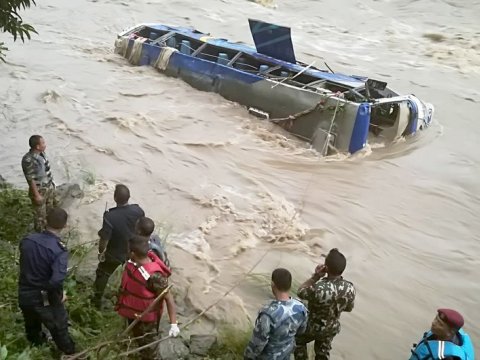 Avtobus çaya düşdü - 16 nəfər ölüb