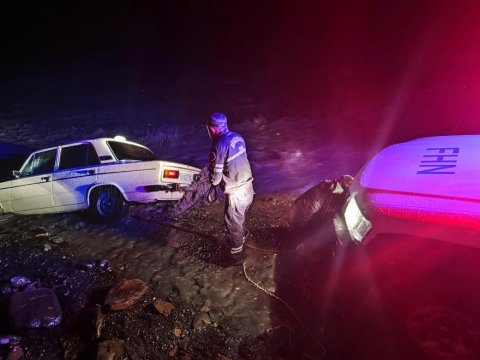 Qəbələyə sel gəldi: İçərisində 2 nəfər olan avtomobil çayda batdı - VİDEO