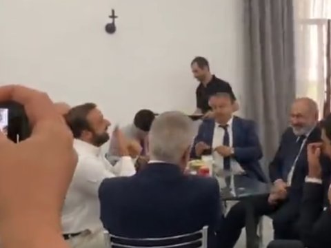 Paşinyan parkda gəzintiyə çıxdı, parlamentin bufetində nahar etdi - VİDEO