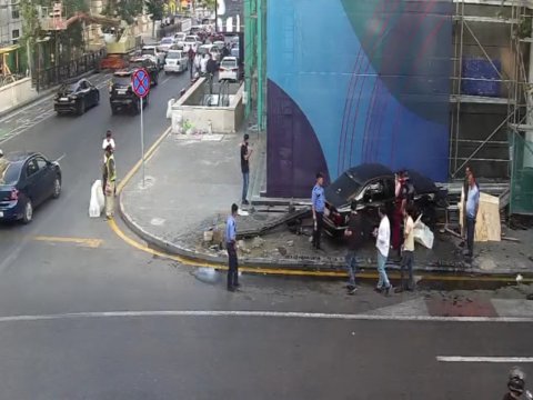 Qəza nəticəsində işıqfor yararsız hala düşdü