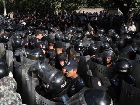 İrəvandakı toqquşmada 98 nəfər saxlanılıb