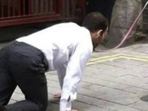 Oğlanın boğazına ip bağlayıb gəzdirdilər - 3 nəfər tutuldu