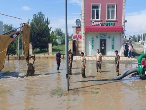 İki rayonu su basdı, köməksiz qalanlar təxliyə olundu - VİDEO