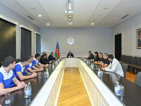 Emin Əmrullayev Avropa Kubokuna vəsiqə qazanan basketbolçularla görüşdü
