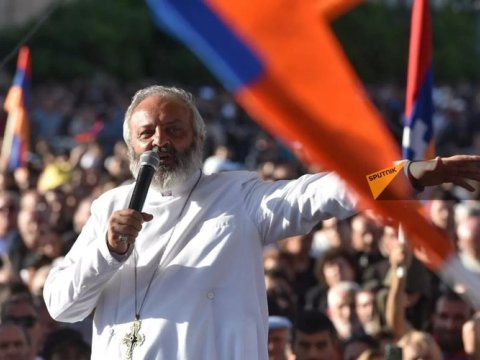 Erməni keşiş İrəvandakı növbəti mitinqin vaxtını təyin etdi