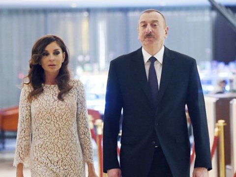 Deputatlar Prezident və xanımını TƏBRİK ETDİ