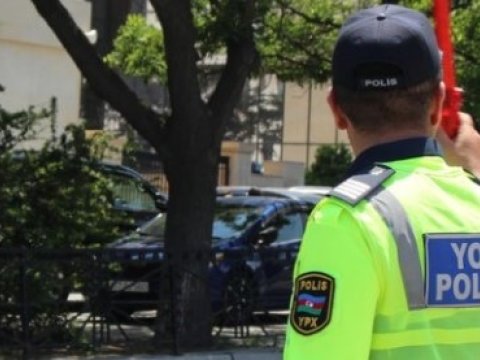 Polis maşını etibarnaməsiz və narkotikin təsiri altında sürən şəxsi saxladı
