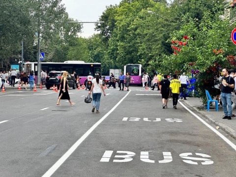 Bakının daha bir küçəsində avtobus zolağı