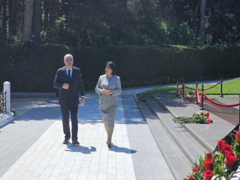 Baş nazir və spiker Heydər Əliyevin məzarını ziyarət ediblər - FOTO