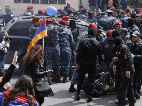 Ermənistanda kütləvi həbslər başladı