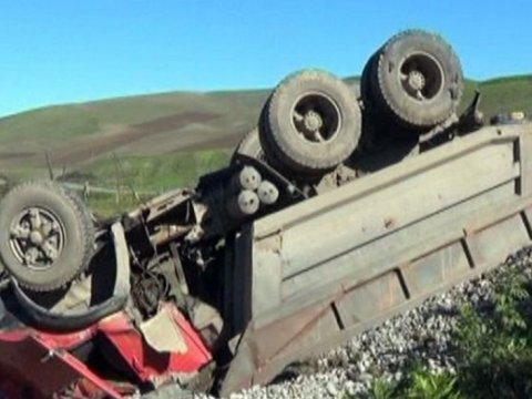 Qaradağda yük avtomobilləri toqquşub - Xəsarət alan var