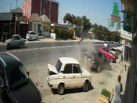 Maştağada avtomobil yol kənarındakı maşınlara çırpılıb - Xəsarət alanlar var