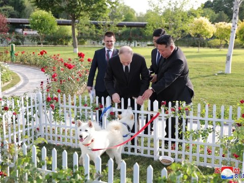 Putinə ov iti hədiyyə etdi