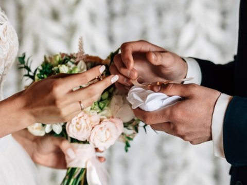 Deputat nikah yaşı ilə bağlı qadağaya qarşı çıxdı - Komitə sədrindən CAVAB