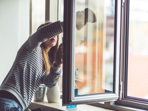 Sumqayıtda 28 yaşlı qadın 3-cü mərtəbədən YIXILDI