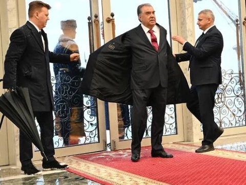 Tacikistanda qəribə geyim QADAĞASI