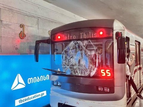 Metroda sərnişin relslərin üstünə yıxılıb