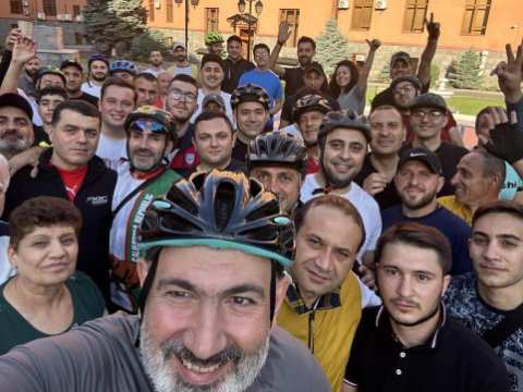 Paşinyanın başı velosiped sürməyə qarışıb - O, yeni qərarını açıqladı