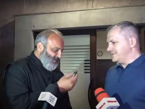 Erməni keşiş öz avtomobilini \