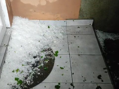 Qaxa güclü dolu düşdü