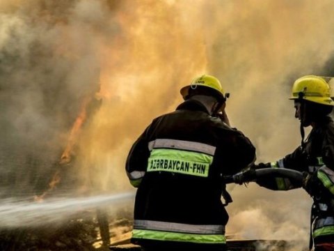 Bakıda 2 mərtəbəli ev yandı - 1 nəfər tüstüdən zəhərləndi
