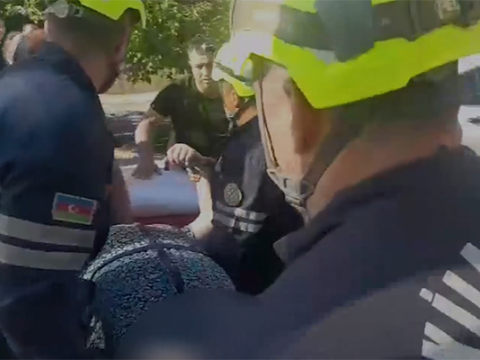 Köməksiz qalan qadın belə xilas edildi - VİDEO