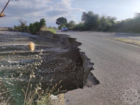 Sel Qusarçayın sahilini yudu