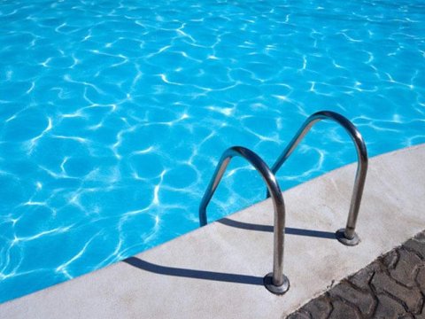 İstirahət mərkəzində faciə - Suya tullanarkən başı daşa dəyib öldü