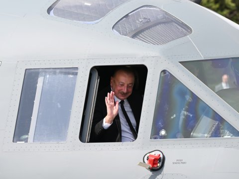 Hərbi nəqliyyat təyyarəsi İlham Əliyevə təqdim olundu - FOTOLAR