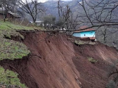 Lerikdə torpaq sürüşməsi - Lənkəran yolu bağlandı