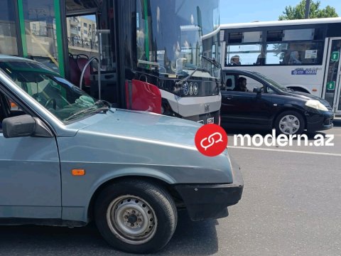 Bakıda qəza: avtobusla minik avtomobili toqquşdu - FOTO