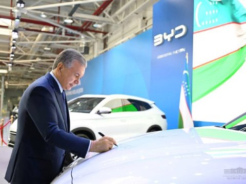 Mirziyoyev konveyerdən çıxan ilk elektromobilə imza atıb - FOTOLAR